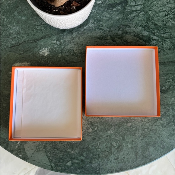 HERMÈS ⭐️ Empty Square Gift Accessories Box 6 3/4” x 6.5” x 1 1/4” - Picture 4 of 4